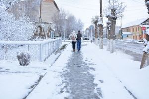 В Уйском районе расчищают дороги после снегопада