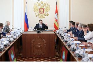 Губернатор Алексей Текслер провел совещание с представителями Федерации профсоюзов региона