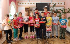 В Уйском серебряные волонтеры поздравили юных добровольцев с началом учебного года