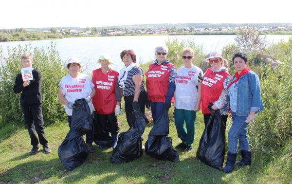 Серебряные волонтеры Уйского района провели экологическую акцию «Чистый берег»