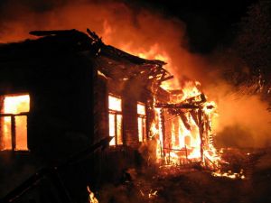 В Ларино мужчина не смог покинуть  горящий дом и получил ожоги