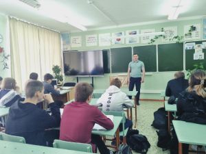 Полицейский рассказал учащимся Мирненской школы о нормах уголовного законодательства