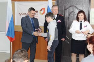 Десяти подросткам из Уйского района вручили паспорта граждан РФ