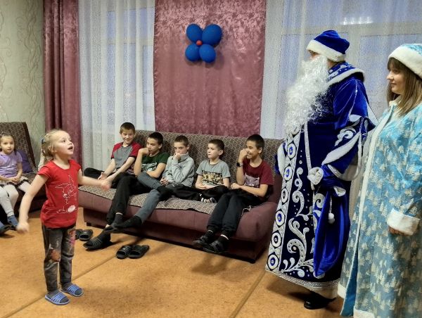 Полицейский Дед Мороз порадовал воспитанников Уйского социально-реабилитационного центра