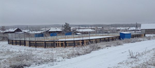В Белово украшают сельский каток