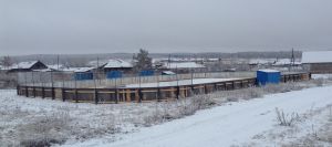 В Белово украшают сельский каток