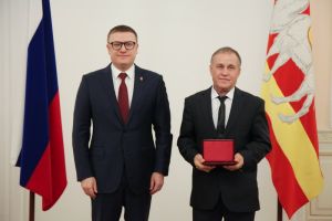 Алексей Текслер вручил южноуральцам государственные награды РФ