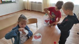 Яринские школьники собирают старые батарейки и пластиковые крышки