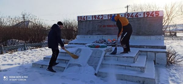 Волонтеры Нижнеусцелемово навели порядок возле памятника и обелиска