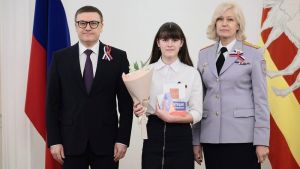 В День Конституции губернатор Алексей Текслер вручил первые паспорта школьникам