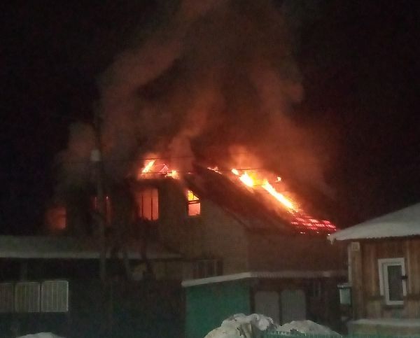 Сегодня ночью в Уйском всю ночь горел жилой дом