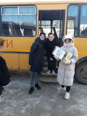 Уйские школьники собрали новогодние подарки для военнослужащих