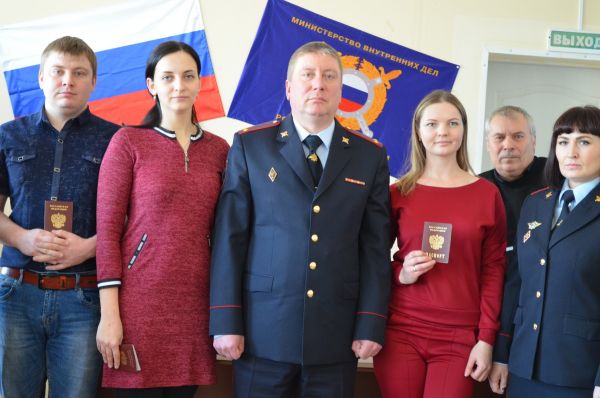 В Уйском иностранцам вручили российские паспорта