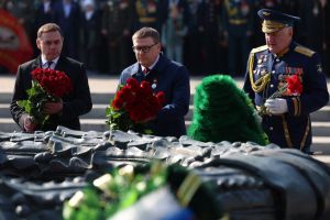 В день Великой Победы губернатор Алексей Текслер возложил цветы к Вечному огню