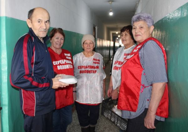 Серебряные волонтеры Уйского района испекли «пирог дружбы»