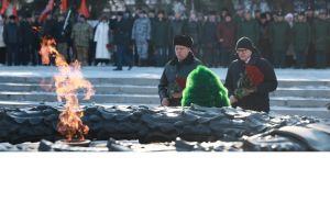 В День защитника Отечества губернатор Алексей Текслер возложил цветы к Вечному огню