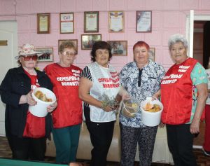 Серебряные волонтеры Уйского района собрали грибы для одинокой пенсионерки