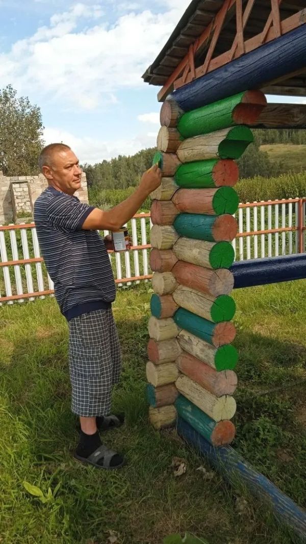 Житель Грибановки благоустроил площадку возле сельского клуба