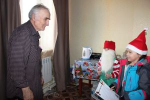 Серебряные волонтеры участвовали в новогодней акции