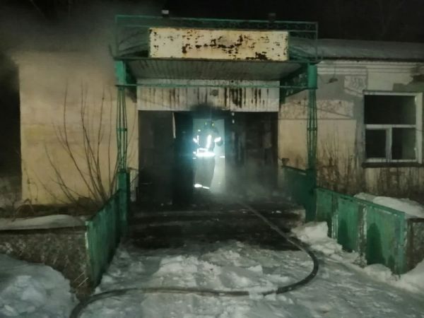 В Уйском загорелось бесхозное здание