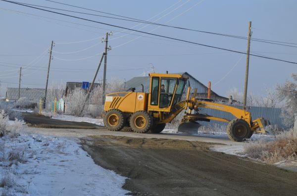 В Уйском на улицах проводят работы по текущему содержанию дорог