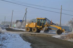 В Уйском на улицах проводят работы по текущему содержанию дорог