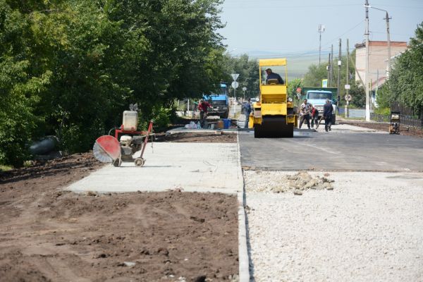 В Уйском проводится благоустройство территории