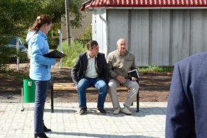 Глава Уйского района проверил, как идет ремонт на Пионерской улице