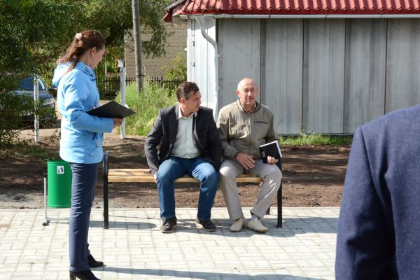 Глава Уйского района проверил, как идет ремонт на Пионерской улице