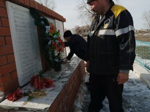 В Лесном провели субботник возле памятника участникам Великой Отечественной войны