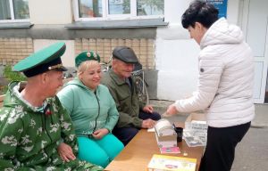В Уйской библиотеке работает библиодворик &laquo;С книгой на скамейке&raquo;