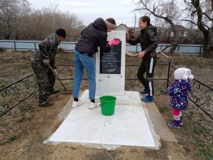 В Зерновом навели порядок возле памятника участникам войны