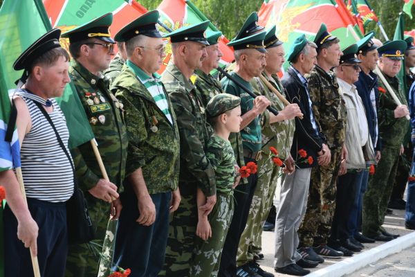 Сегодня в Уйском поздравили пограничников