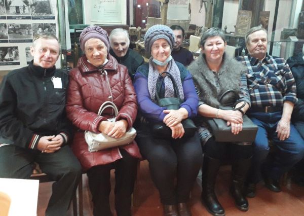 В Уйском музее ветераны труда посетили выставку