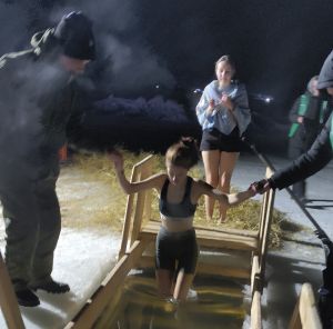 Более 40 жителей Уйского района окунулось в иордань в ночь на Крещение