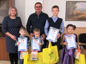 В районной администрации наградили призеров конкурса на лучшую елочную игрушку из ТБО