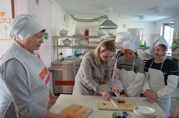 В Уйском серебряные волонтеры провели кулинарный мастер-класс