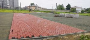 В Уйском, по ул. Комарова,   продолжается строительство сквера