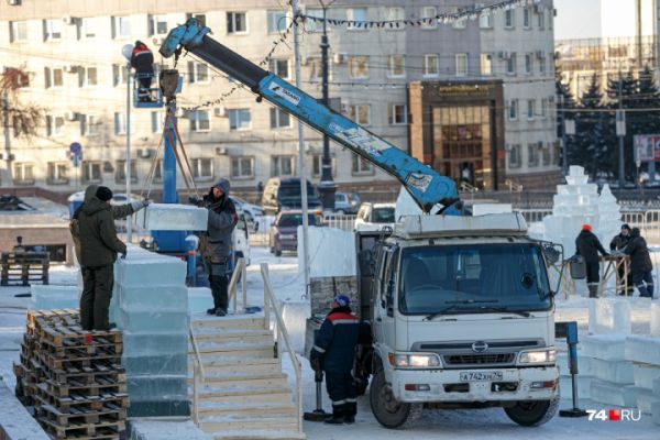 В Челябинске строят ледовый городок, в Уйском украшают площадь гирляндами