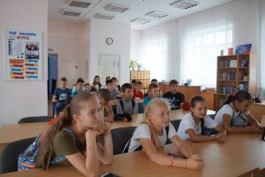 Ребята школьного лагеря посетили Уйскую библиотеку