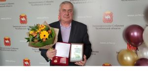 Работник ЖКХ из Мирного получил премию по представлению депутата ЗСО
