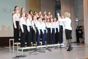 Учащиеся Уйской ДШИ поздравили своих мам