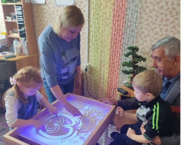 Депутат Аминевского сельского поселения вручил подарок для воспитанников Уйского социально-реабилитационного центра