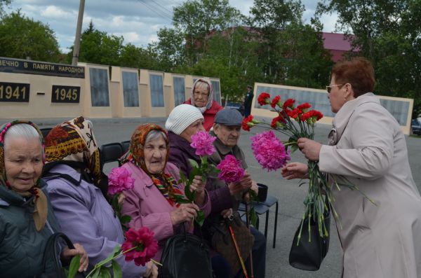 Сегодня в Уйском в День памяти и скорби на площади ДК &laquo;Колос&raquo; прошел митинг