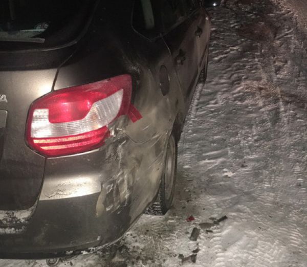 В Мирном водитель наехал на чужой автомобиль