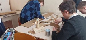 Ученики Нижнеусцелемовской школы изготавливают окопные свечи для участников СВО