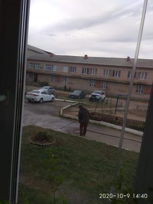 Работники Уйской ветстанции обрабатывают территорию возле Дома ветеранов