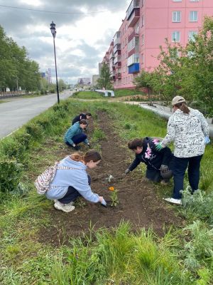 Трудовой отряд главы района благоустраивает Уйское