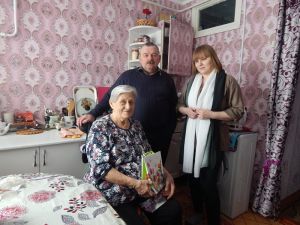 Уйские полицейские поздравили  матерей погибших сотрудников