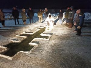 В ночь на Крещение в проруби окунулись более девяноста жителей Уйского района
